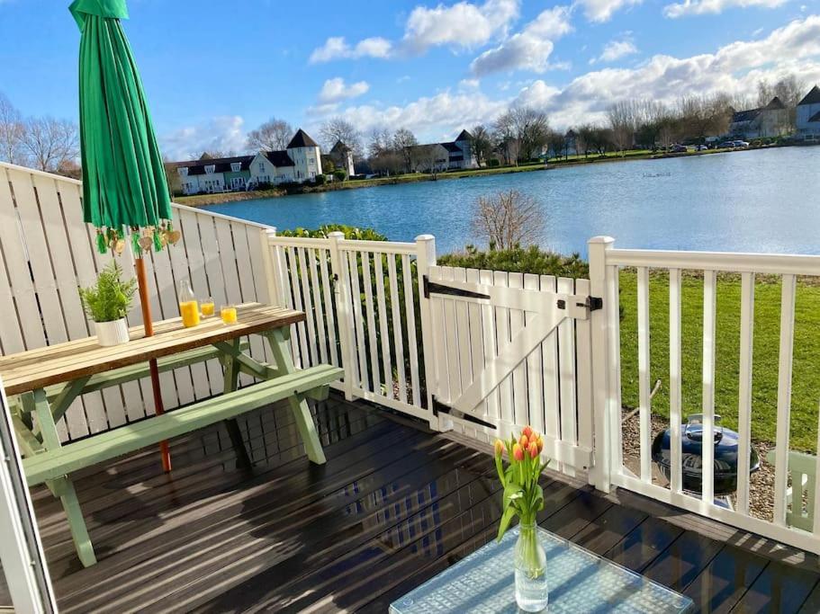 Emerald Lake House South Cerney Exterior photo